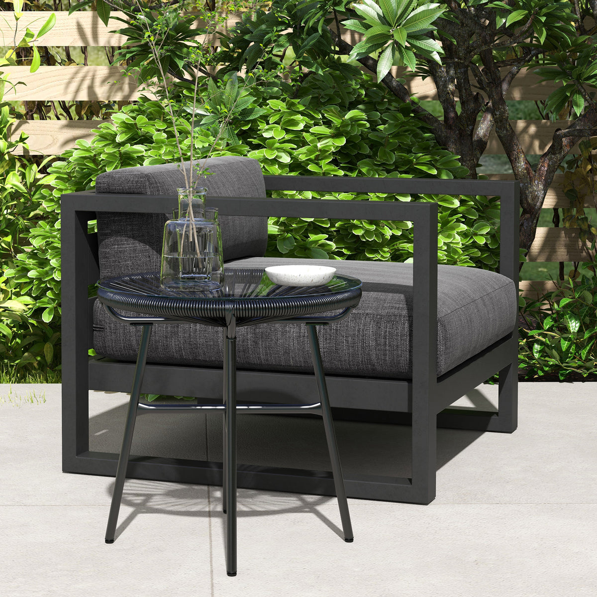Rattan-Beistelltisch mit Glasplatte im Boho-Stil