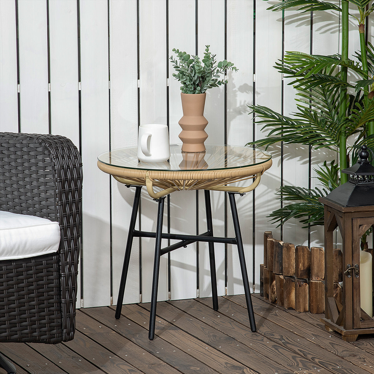 Rattan-Beistelltisch mit Glasplatte im Boho-Stil