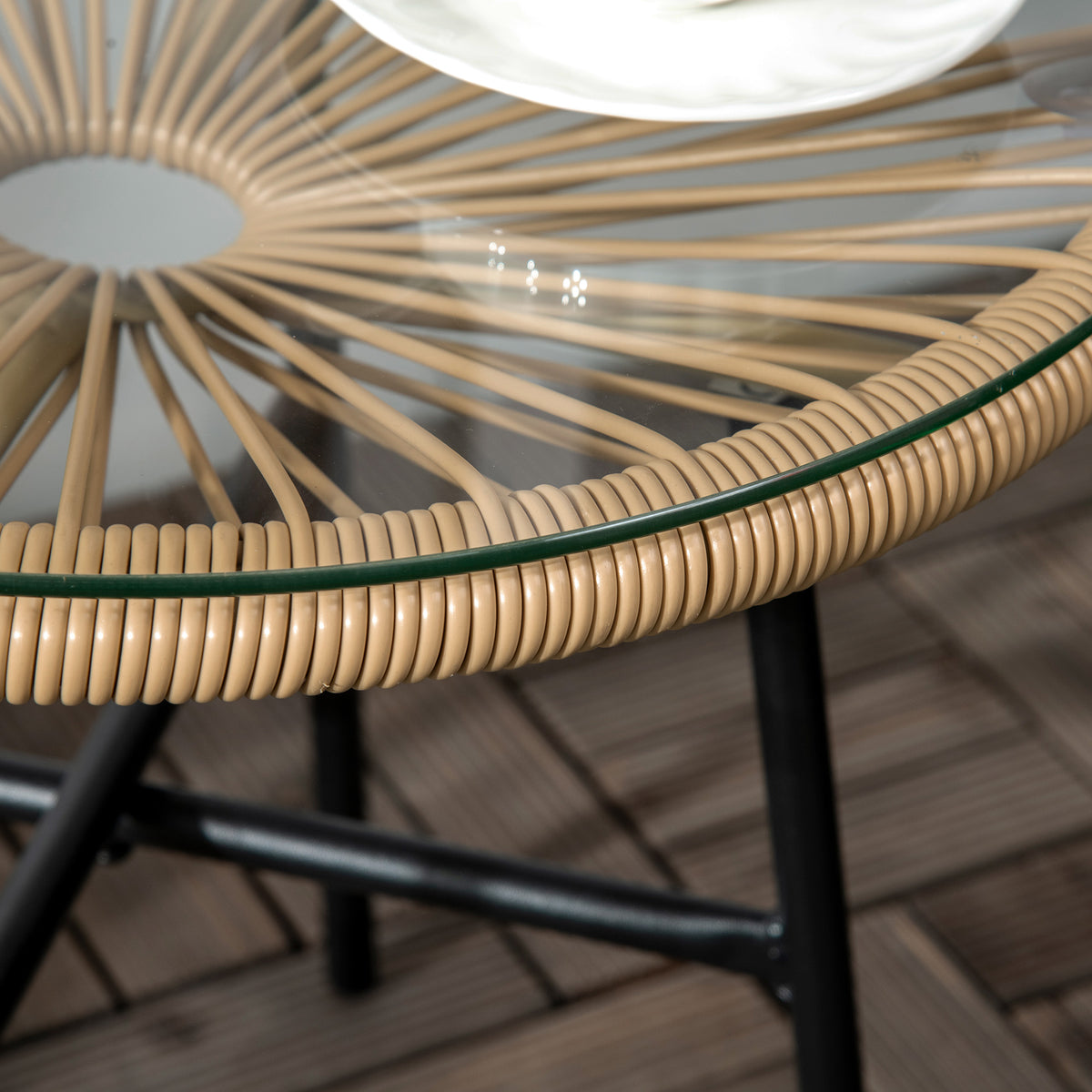 Rattan-Beistelltisch mit Glasplatte im Boho-Stil