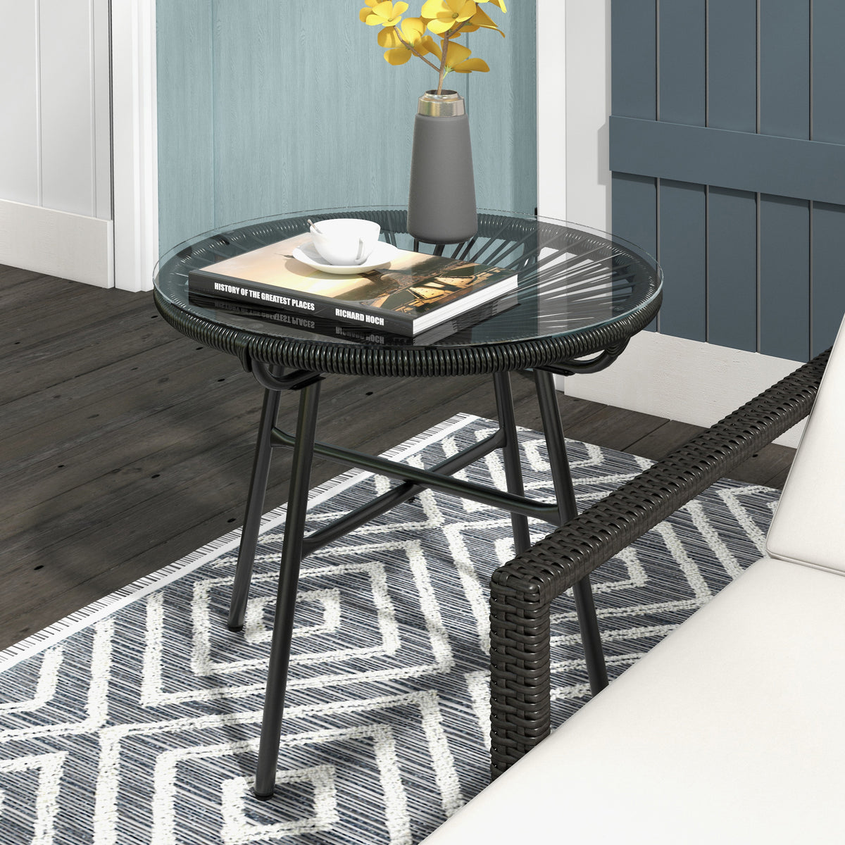 Rattan-Beistelltisch mit Glasplatte im Boho-Stil