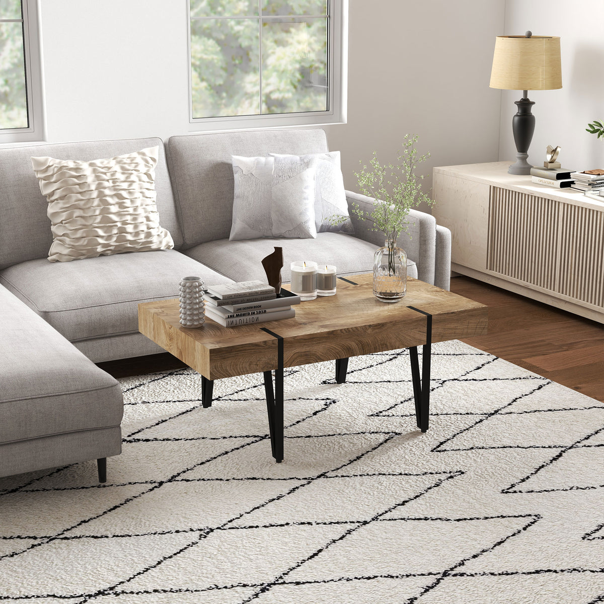 Couchtisch im Industriedesign mit Metallgestell