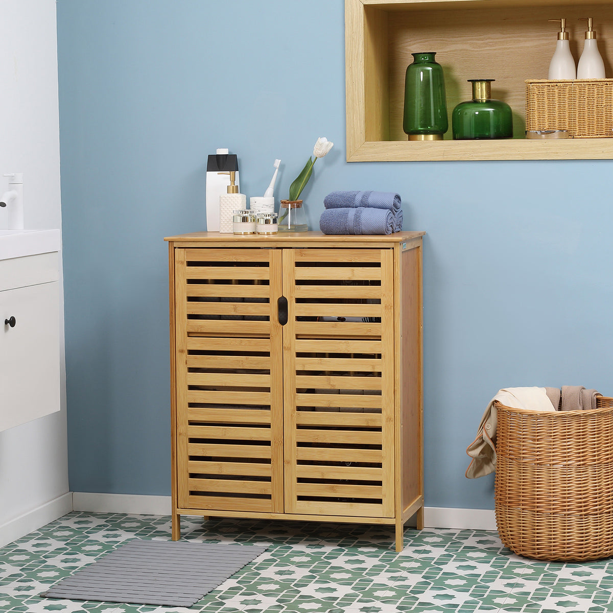 Badezimmerschrank mit Lamellentüren aus Bambus