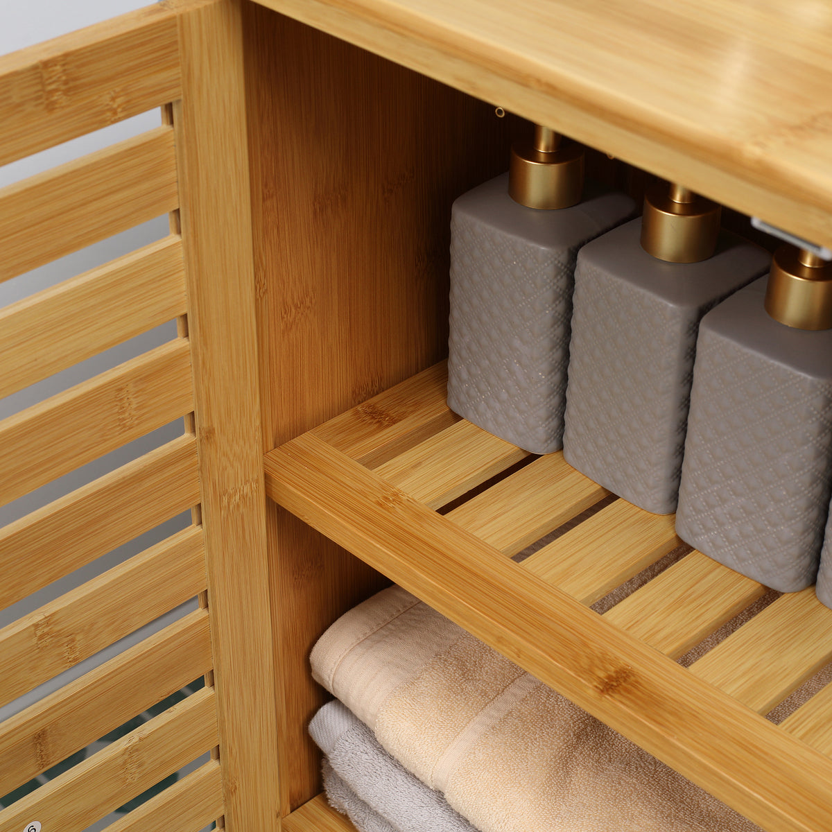 Badezimmerschrank mit Lamellentüren aus Bambus