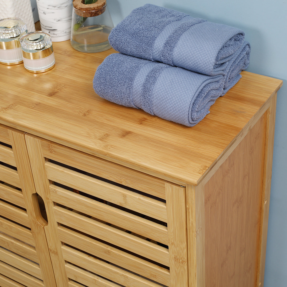 Badezimmerschrank mit Lamellentüren aus Bambus