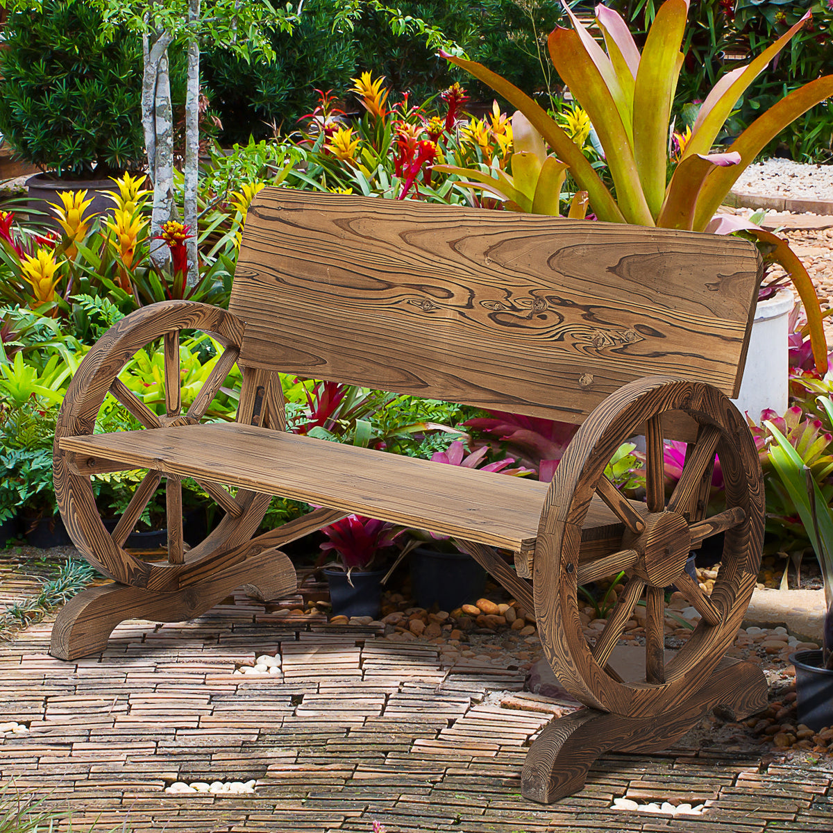 Gartenbank aus Tannenholz mit Wagenrad-Armlehnen