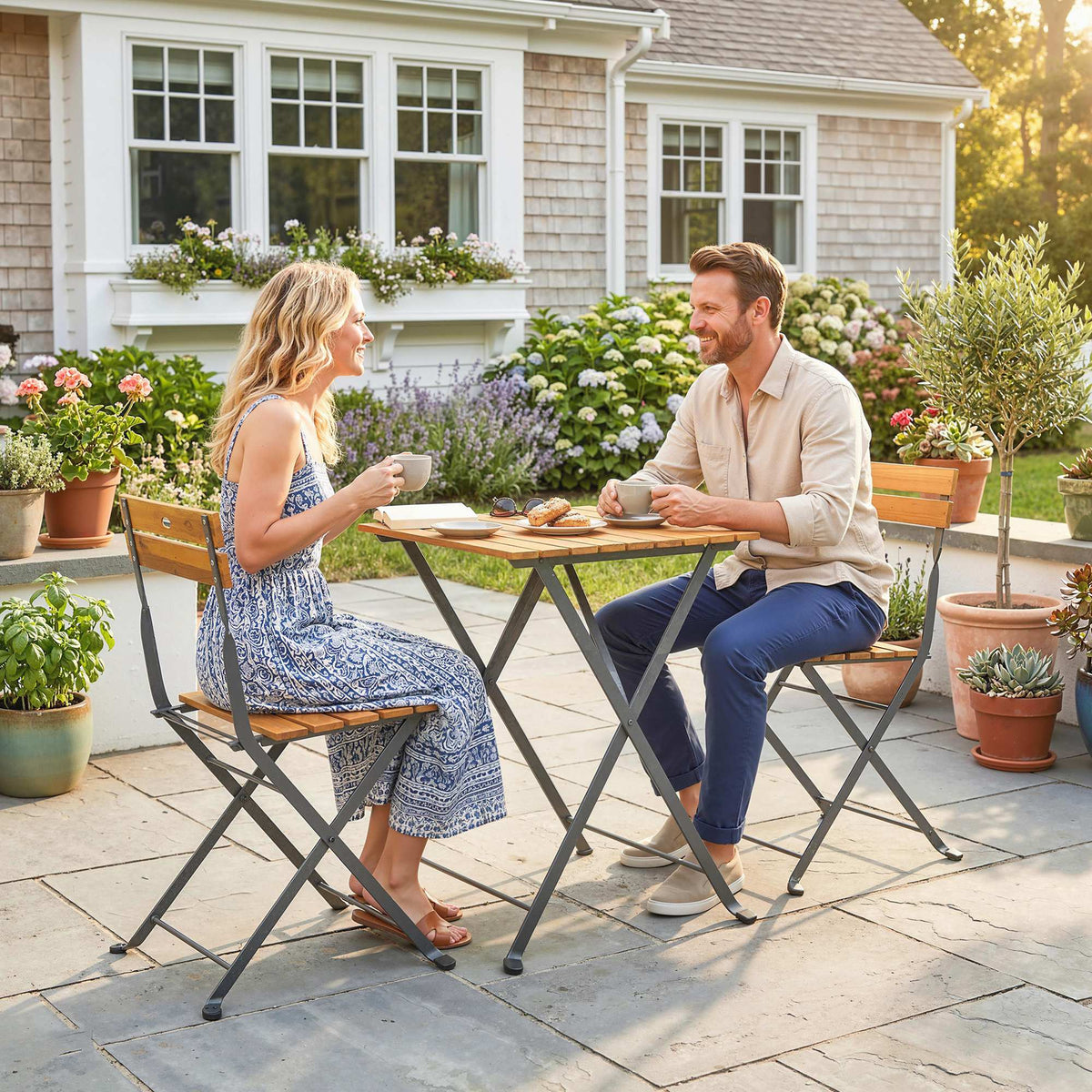 Klappbares Bistro-Set aus Akazienholz mit 2 Stühlen