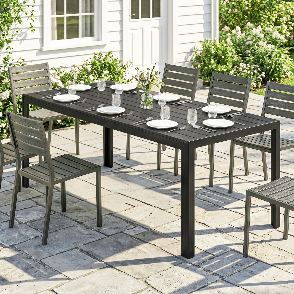 Gartentisch für sechs Personen mit verschiedenen Tischplatten