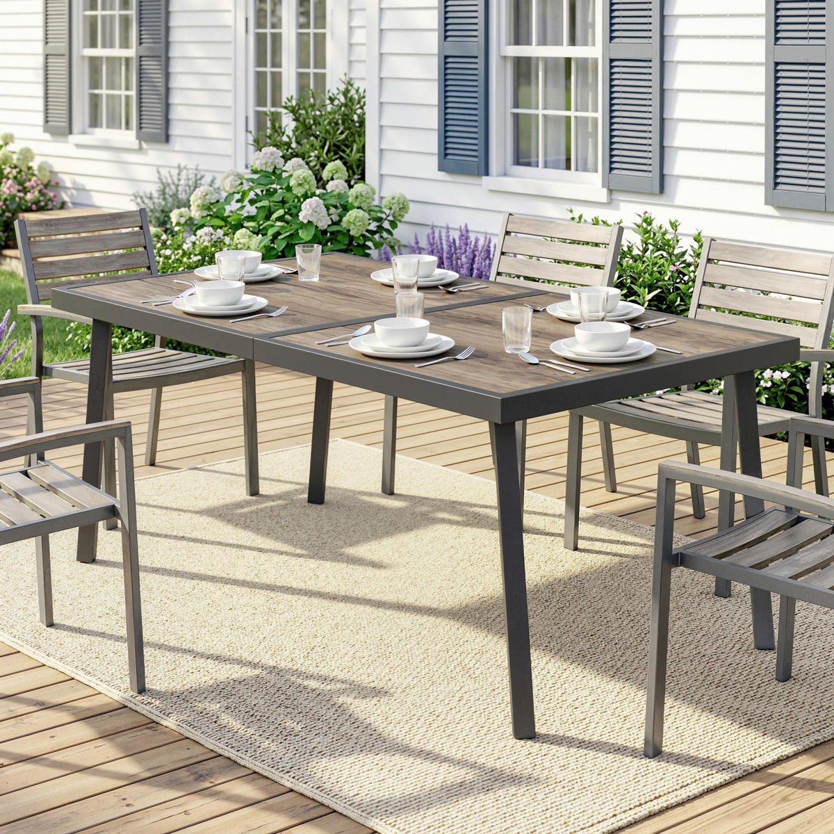 Gartentisch für sechs Personen mit verschiedenen Tischplatten
