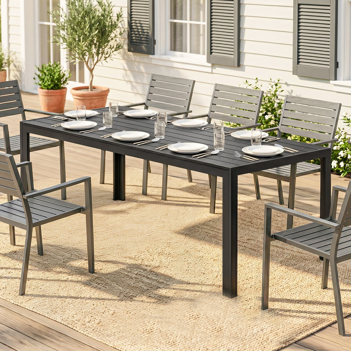 Gartentisch für sechs Personen mit verschiedenen Tischplatten