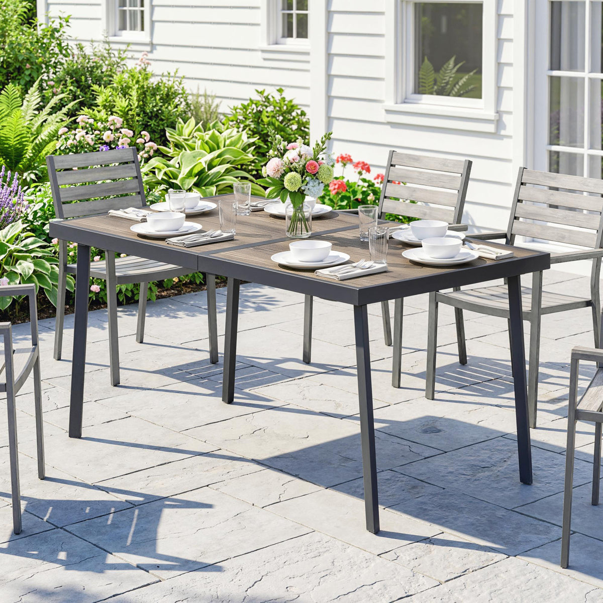 Gartentisch für sechs Personen mit verschiedenen Tischplatten