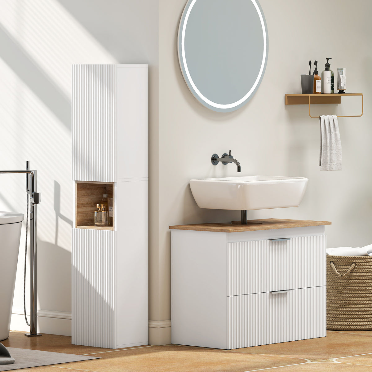 Badezimmer-Hochschrank mit geriffelten Türen und offenem Fach