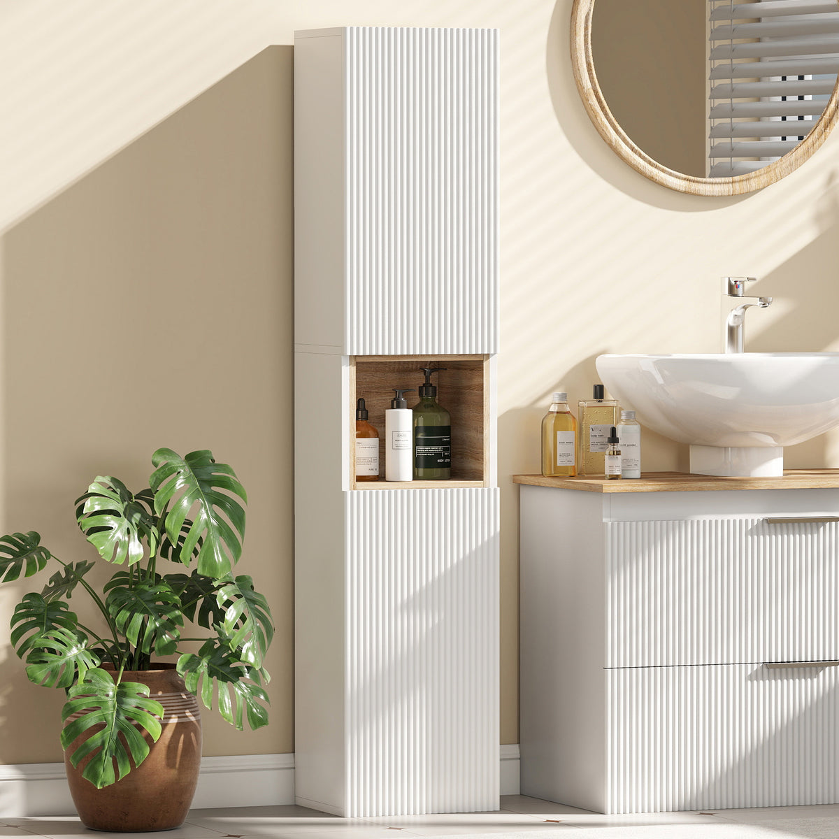 Badezimmer-Hochschrank mit geriffelten Türen und offenem Fach