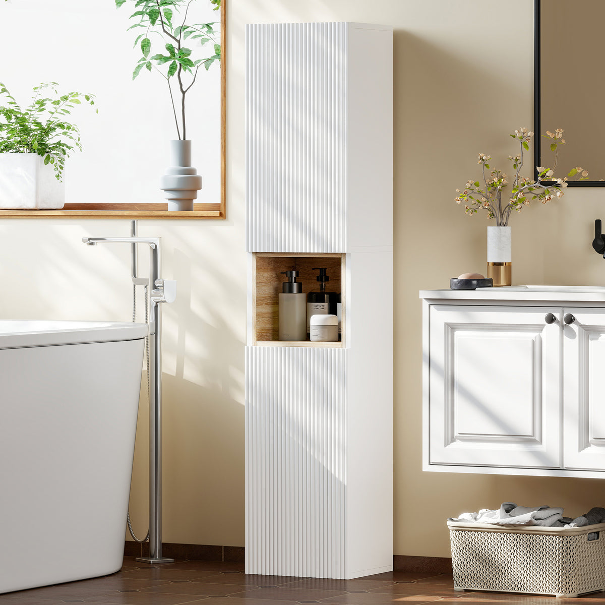 Badezimmer-Hochschrank mit geriffelten Türen und offenem Fach